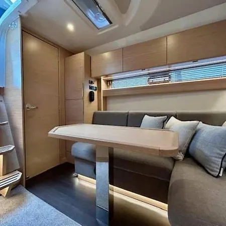 ספינת מלון Huswell - Bateau Coco Luxury Yacht In אנטוורפן